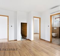 NA PREDAJ 4-IZBOVÉ RD – REZIDENČNÝ PROJEKT, GABČÍKOVO - Interiér rodinného domu s podlahou s dreveným dekorom, viditeľné sú dvere do kúpeľne.