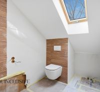 NA PREDAJ 4-IZBOVÉ RD – REZIDENČNÝ PROJEKT, GABČÍKOVO - Kúpeľňa v rodinnom dome s podlahou s dreveným dekorom a strešným oknom.