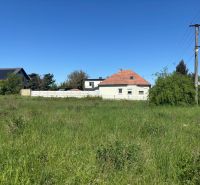 LUKRATÍVNY SP V BUDMERICIACH NA VÝSTAVBU RD ALEBO  BYT.DOMOV - 4459 m2 - Trávnatý pozemok na bývanie v Budmericiach na J.Rašu, obklopený domami a zelenou vegetáciou.