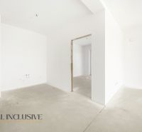 Na predaj 3-izb. byt s veľkou terasou, Galanta - Interiér nevybaveného 3-izbového bytu s presklenými dverami do exteriéru.