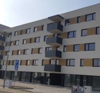 PREDAJ NADŠTANDARDNÉHO 4 IZB.BYTU V NOVOM KOMPLEXE-VINICE-150,18 m2 - Bytový dom na ulici Obchodná, vhodný pre 4-izbový byt, s balkónmi a parkovaním.