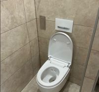 PREDAJ NADŠTANDARDNÉHO 4 IZB.BYTU V NOVOM KOMPLEXE-VINICE-150,18 m2 - Toaleta v 4-izbovom byte s obkladom, certifikát overenej realitnej kancelárie.
