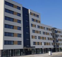 PREDAJ NADŠTANDARDNÉHO 4 IZB.BYTU V NOVOM KOMPLEXE-VINICE-150,18 m2 - Na ulici Obchodná, moderná budova ponúka 4-izbový byt s výbornou dostupnosťou.