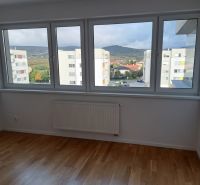 PREDAJ NADŠTANDARDNÉHO 4 IZB.BYTU V NOVOM KOMPLEXE-VINICE-150,18 m2 - Výhľad z 4-izbového bytu na ulici Obchodná, ponúka krásnu scenériu mesta a prírody.
