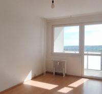 Ťahanovce - 4 izbový byt,  82 m2 + loggia. Krásny výhľad na mesto - Izba s podlahou s dreveným dekorom a veľkým oknom v 4-izbovom byte.