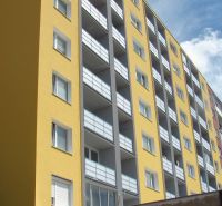 Ťahanovce - 4 izbový byt,  82 m2 + loggia. Krásny výhľad na mesto - Bytový dom so žlto-sivou fasádou a balkónmi na Budapeštianskej v Košiciach, Sídlisko Ťahanovce.