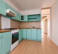 Ťahanovce - 4 izbový byt,  82 m2 + loggia. Krásny výhľad na mesto - Kuchyňa s tyrkysovými skrinkami a podlahou s dreveným dekorom v 4-izbovom byte.