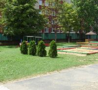 Ťahanovce - 4 izbový byt,  82 m2 + loggia. Krásny výhľad na mesto - Ihrisko so šmýkačkou a pieskoviskom na sídlisku v Košiciach na Budapeštianskej ulici.