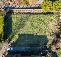  SP V LIMBACHU - 1310 m2 - SO ST.POVOLENÍM A PROJEKTOM V CENE - Letecký pohľad na parcely vhodné pre výstavbu bývania na ulici Družstevná.
