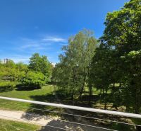Prenájom 3-izbový byt s loggiou a vybavením, Terasa - Výhľad na park obklopený stromami z 3-izbového bytu na Lesníckej v Košiciach.