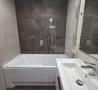 Prenájom 3-izbový byt s loggiou a vybavením, Terasa - Kúpeľňa v 3-izbovom byte s vaňou, sprchovou stenou a moderným umývadlom.