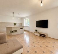 Dvojpodlažný rodinný dom, Bytča - Kolárovice - Obývacia izba v rodinnom dome s TV, pohovkou a dlažbou.