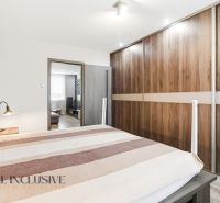 Na predaj 5-izb. posch. rad. rodinný dom, Kolárovo - Spálňa s veľkou skriňou v rodinnom dome. Podlaha s dreveným dekorom.