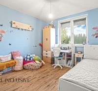 NA PREDAJ 4-IZBOVÝ RODINNÝ DOM V TOMÁŠIKOVE - Detská izba s modrými stenami, podlaha s dreveným dekorom, nábytok, plyšové vankúše.
