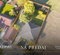 NA PREDAJ 4-IZBOVÝ RODINNÝ DOM V TOMÁŠIKOVE - Rodinný dom v Tomášikove so záhradou a stromami na predaj, pohľad zhora.