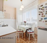 Na predaj 2-izb. byt s pivnicou, Kolárovo - Kuchyňa v 2-izbovom byte s chladničkou a jedálenským kútom.