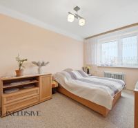 Na predaj 2-izb. byt s pivnicou, Kolárovo - Spálňa v 2-izbovom byte s posteľou, komodou a veľkým oknom.