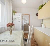 Na predaj 2-izb. byt s pivnicou, Kolárovo - Kuchyňa v 2-izbovom byte s jedálenským stolom a dekoráciou, podlaha s dreveným dekorom.