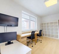 5-izbový dom 170m² + pozemok 529m² | Podunajské Biskupice - Interiér rodinného domu s pracovným stolom, policovým systémom a podlahou s dreveným dekorom.