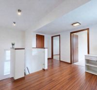 5-izbový dom 170m² + pozemok 529m² | Podunajské Biskupice - Interiér rodinného domu s podlahou s dreveným dekorom, schodiskom a pracovným stolom.