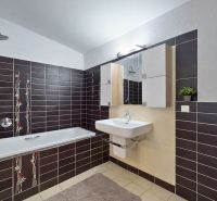 5-izbový dom 170m² + pozemok 529m² | Podunajské Biskupice - Kúpeľňa v rodinnom dome s tmavými obkladmi, vaňou a bielym umývadlom.