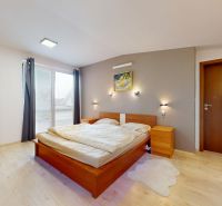 5-izbový dom 170m² + pozemok 529m² | Podunajské Biskupice - Spálňa v rodinnom dome s dvojlôžkom, obrazom na stene a podlahou s dreveným dekorom.