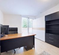 5-izbový dom 170m² + pozemok 529m² | Podunajské Biskupice - Kancelária v rodinnom dome so stolom, policami a podlahou s dreveným dekorom.
