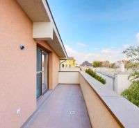 5-izbový dom 170m² + pozemok 529m² | Podunajské Biskupice - Balkón rodinného domu na Odeskej ulici v Bratislave - Podunajské Biskupice.