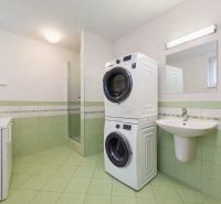 5-izbový dom 170m² + pozemok 529m² | Podunajské Biskupice - Kúpeľňa v rodinnom dome s práčkou, sušičkou a sprchovacím kútom.