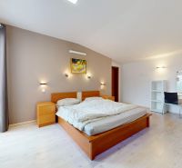 5-izbový dom 170m² + pozemok 529m² | Podunajské Biskupice - Spálňa v rodinnom dome s manželskou posteľou, podlahou s dreveným dekorom a toaletným stolíkom.
