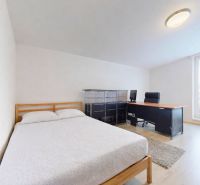 5-izbový dom 170m² + pozemok 529m² | Podunajské Biskupice - Spálňa s posteľou, pracovným stolom a podlahou s dreveným dekorom v rodinnom dome.