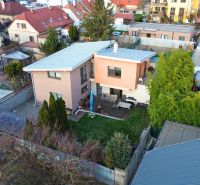 5-izbový dom 170m² + pozemok 529m² | Podunajské Biskupice - Rodinný dom na Odeskej ulici v Bratislave - Podunajských Biskupiciach s upravenou záhradou.