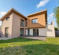 5-izbový dom 170m² + pozemok 529m² | Podunajské Biskupice - Rodinný dom na Odeskej ulici v Bratislave - Podunajských Biskupiciach s terasou a záhradou.
