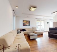 5-izbový dom 170m² + pozemok 529m² | Podunajské Biskupice - Obývacia izba rodinného domu s rohovou sedačkou a podlahou s dreveným dekorom.