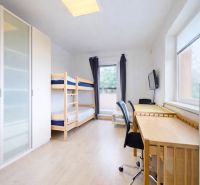5-izbový dom 170m² + pozemok 529m² | Podunajské Biskupice - Izba v rodinnom dome s poschodovou posteľou, podlahou s dreveným dekorom a pracovným stolom.