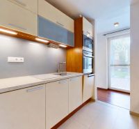 5-izbový dom 170m² + pozemok 529m² | Podunajské Biskupice - Kuchyňa v rodinnom dome s bielymi skrinkami, vstavanými spotrebičmi a výstupom na terasu.
