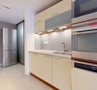 5-izbový dom 170m² + pozemok 529m² | Podunajské Biskupice - Kuchyňa v rodinnom dome so vstavanými spotrebičmi a nerezovou chladničkou.