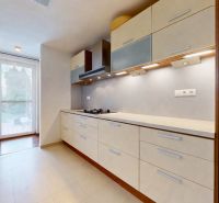 5-izbový dom 170m² + pozemok 529m² | Podunajské Biskupice - Kuchyňa v rodinnom dome s výhľadom na terasu, neutrálny nábytok, dvojité dvere.