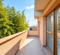 5-izbový dom 170m² + pozemok 529m² | Podunajské Biskupice - Balkón rodinného domu na Odeskej ulici v Bratislave - Podunajských Biskupiciach so zeleňou.