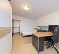 5-izbový dom 170m² + pozemok 529m² | Podunajské Biskupice - Pracovňa v rodinnom dome s podlahou s dreveným dekorom, pracovným stolom a posteľou.
