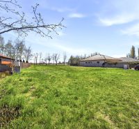 Na predaj 1046 m² stavebný pozemok, Malé Dvorníky - Slnečné pozemky na bývanie v Malých Dvorníkoch, obklopené trávnatými plochami a stavbami.