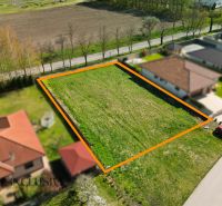 Na predaj 1046 m² stavebný pozemok, Malé Dvorníky - Pozemok na bývanie v Malých Dvorníkoch je ohraničený oranžovou čiarou, v susedstve domov.