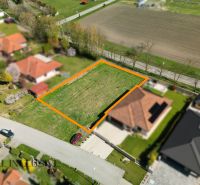 Na predaj 1046 m² stavebný pozemok, Malé Dvorníky - Pozemok na bývanie v Malých Dvorníkoch so zvýraznenými hranicami, vhodný pre stavbu domu.