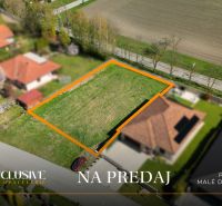 Na predaj 1046 m² stavebný pozemok, Malé Dvorníky - Na snímke vidno pozemok na bývanie v Malých Dvorníkoch, pripravený na predaj.