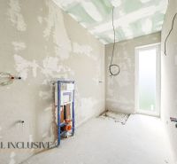Na predaj rekreačný dom pri jazere, Vojka nad Dunajom - Interiér chaty s neomietnutými stenami a prípravou na inštaláciu sanitárneho zariadenia.