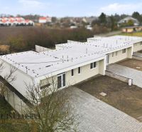 Na predaj 4-izbové novostavby, Veľká Paka - Rodinný dom na Čukárskej Pake vo Veľkej Pake s plochou strechou a dláždeným parkovaním.
