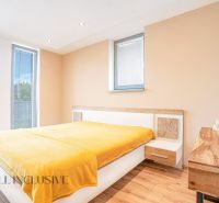 NA PREDAJ NADŠTANDARDNÁ 4-IZB. NOVOSTAVBA, DUN. KLÁTOV - Svetlá spálňa s drevenou podlahou a žltou prikrývkou v rodinnom dome.