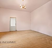 NA PREDAJ 4-IZBOVÝ RODINNÝ DOM V OBCI MOSTOVÁ - Priestranná miestnosť s podlahou s dreveným dekorom a dvomi dverami, rodinný dom.