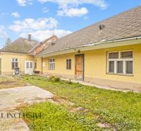 NA PREDAJ 4-IZBOVÝ RODINNÝ DOM V OBCI MOSTOVÁ - Rodinný dom v Mostovej s dvorom, starší stav, potrebná rekonštrukcia fasády aj strechy.