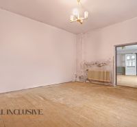 NA PREDAJ 4-IZBOVÝ RODINNÝ DOM V OBCI MOSTOVÁ - Izba v rodinnom dome s radiátorom a podlahou s dreveným dekorom, potrebujúca renováciu.